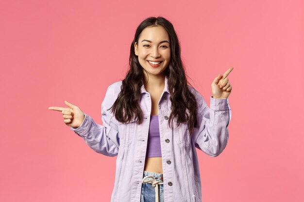 Photo portrait of smiling woman standing against pink background