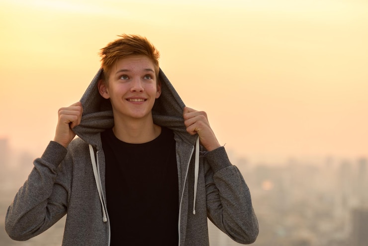 फोटो portrait of smiling woman standing against sky during sunset