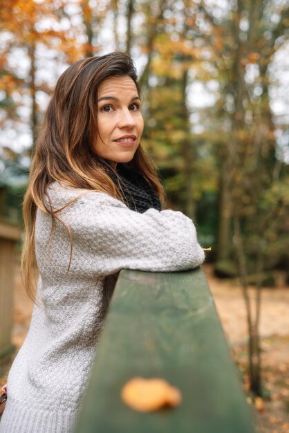 Foto ritratto di una donna sorridente in piedi contro un albero