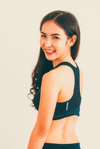 Photo portrait of smiling woman standing against white background