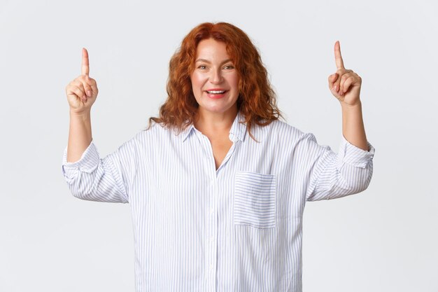 Photo portrait of smiling woman standing against white background