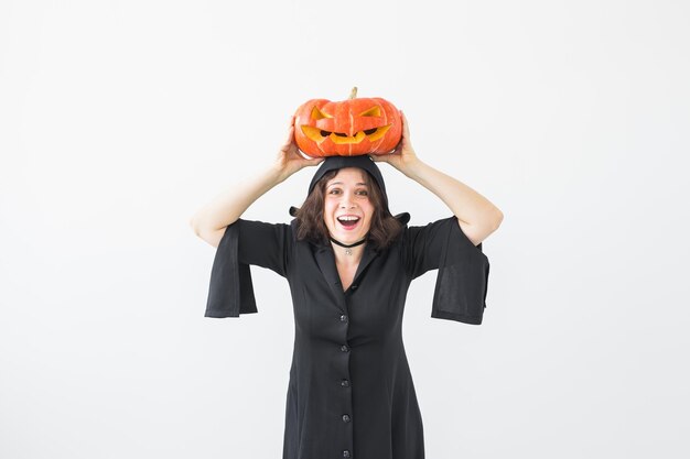 Photo portrait of smiling woman standing against white background