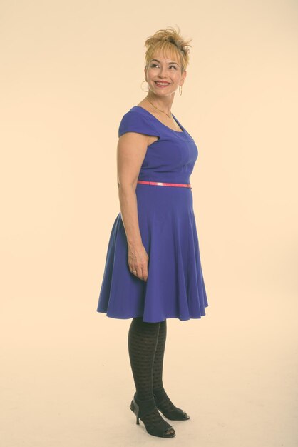 Photo portrait of smiling woman standing against white background