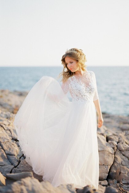 Photo portrait of smiling woman standing at beach against clear sky