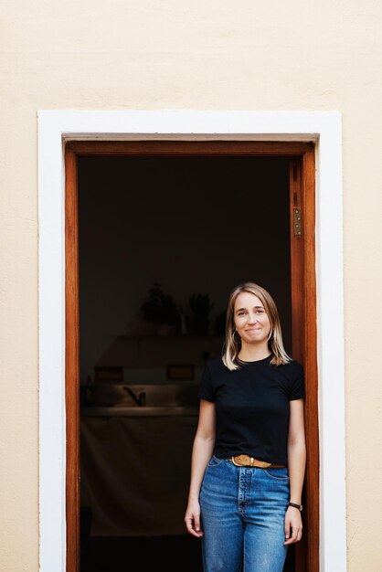 Photo portrait of smiling woman standing by door