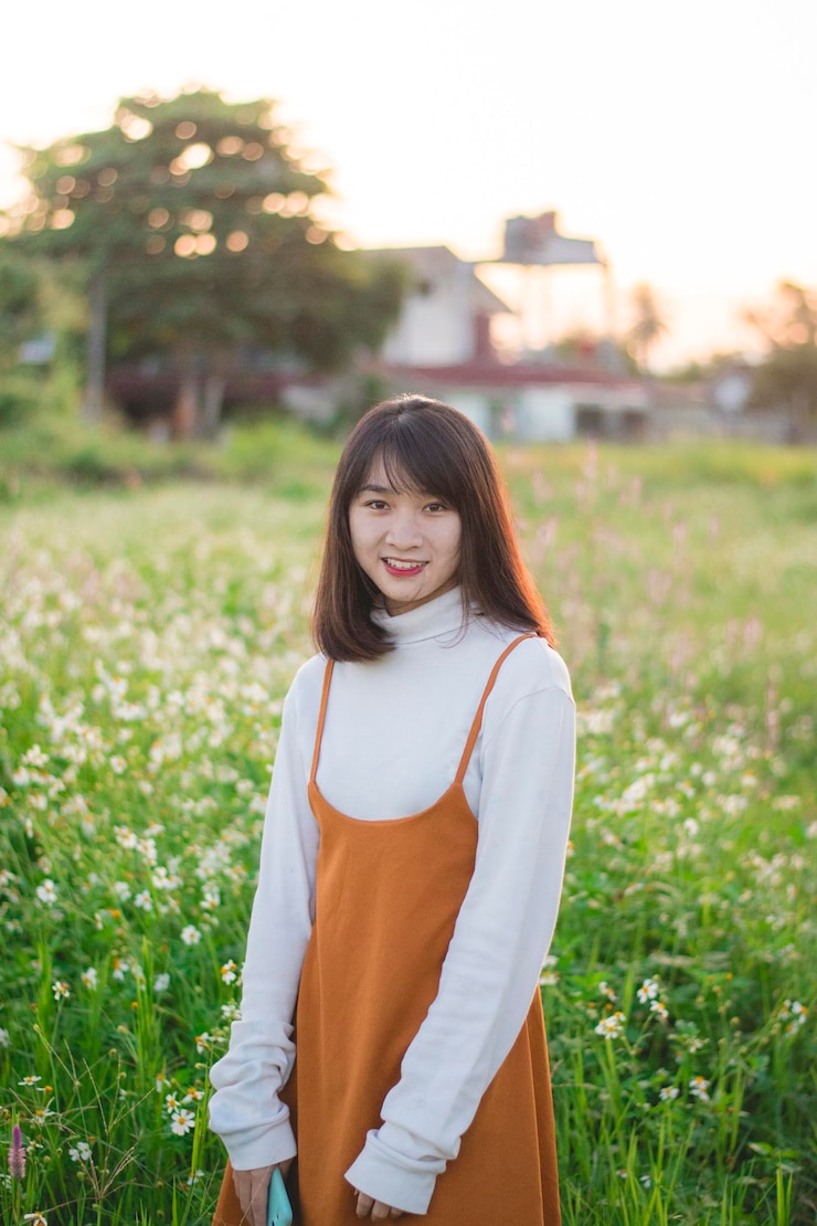Photo 에 서 있는 웃는 여자 의 초상화