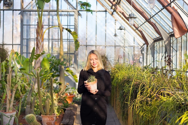 Photo portrait of smiling woman standing in greenhouse