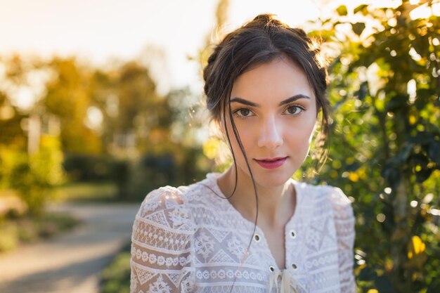 Photo portrait of smiling woman standing outdoors