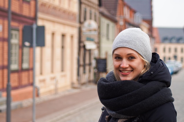 Photo portrait of smiling woman standing on road in city