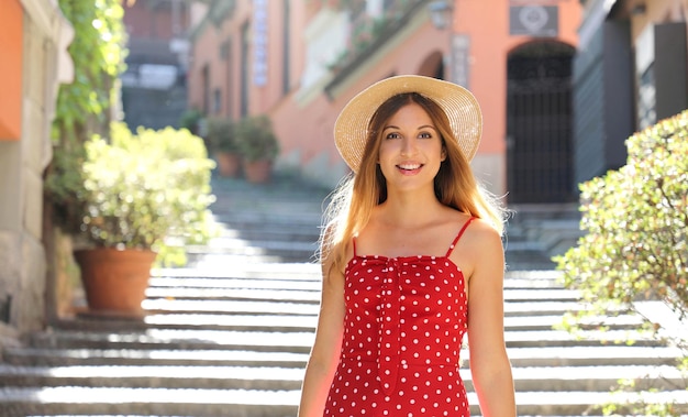 Photo portrait of smiling woman standing on steps