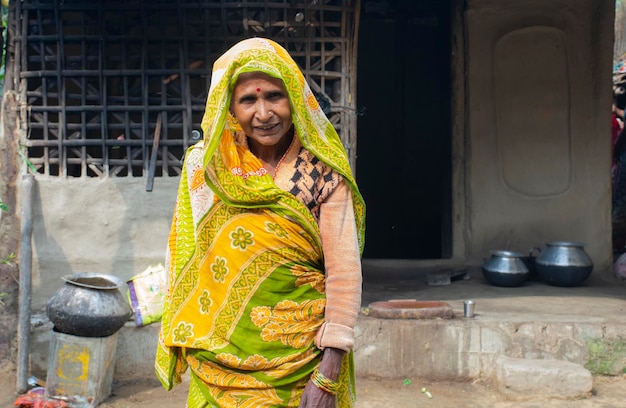 Photo portrait of a smiling woman wearing sari in rural india