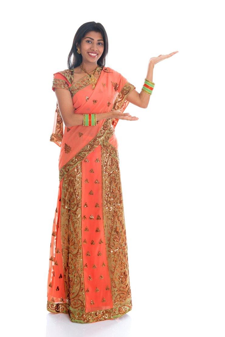 Photo portrait of smiling woman wearing traditional clothing while standing against white background