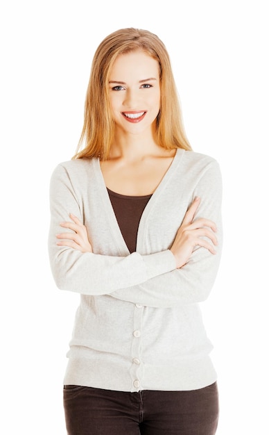 Photo portrait of smiling woman with arms crossed against white background