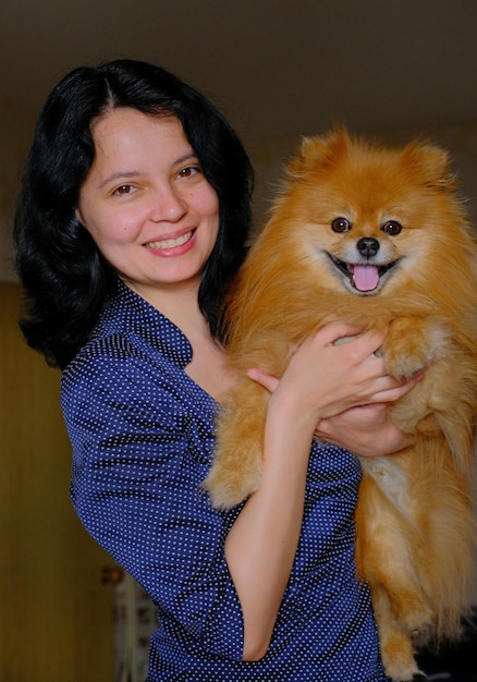 笑顔の女性と犬の肖像画