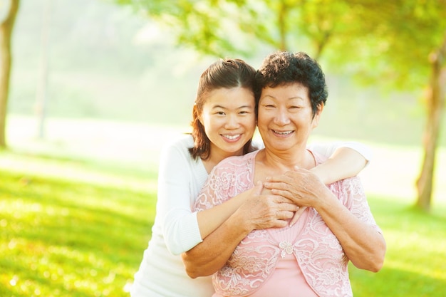 Photo portrait of smiling woman with mother at park