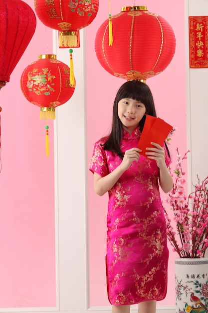 Photo portrait of a smiling woman with red lantern