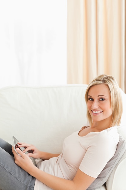 Ritratto di una donna sorridente con un tablet pc