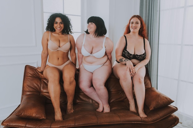 Photo portrait of smiling women sitting on sofa at home