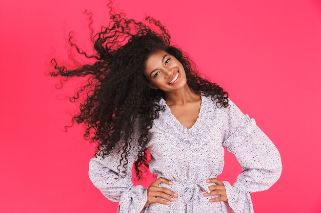 Foto ritratto di una giovane donna africana sorridente