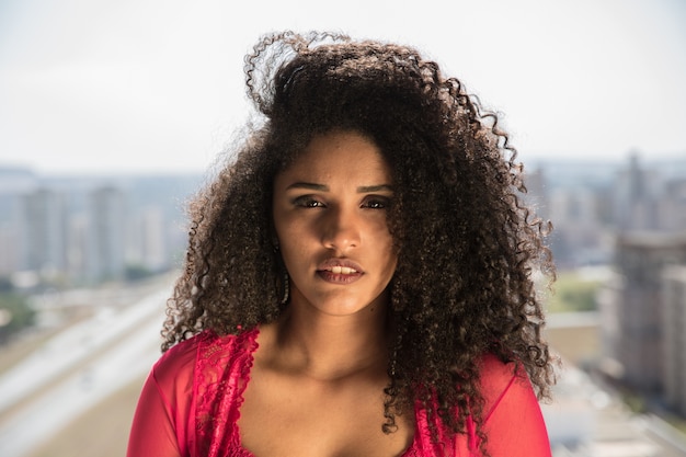 Photo portrait of smiling young black woman