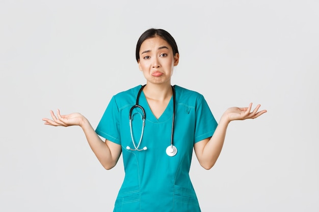 白い背景にジェスチャーをしている笑顔の若いビジネスウーマン