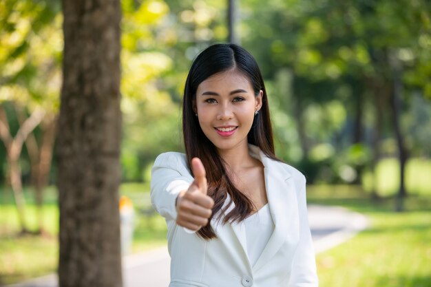 Photo portrait of a smiling young businesswoman