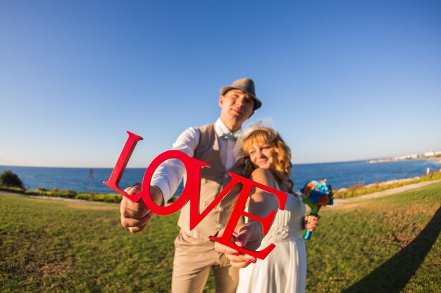 Photo portrait of a smiling young couple on land