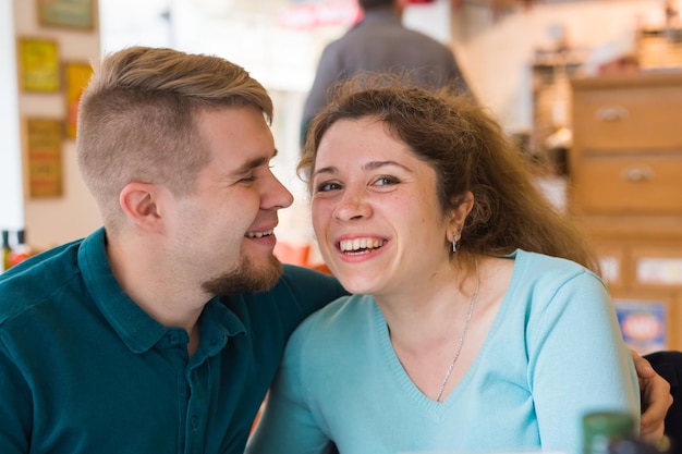 Photo portrait of a smiling young couple