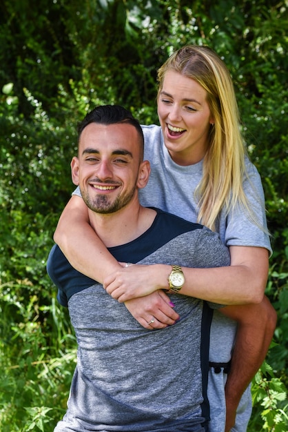 Photo portrait of smiling young couple