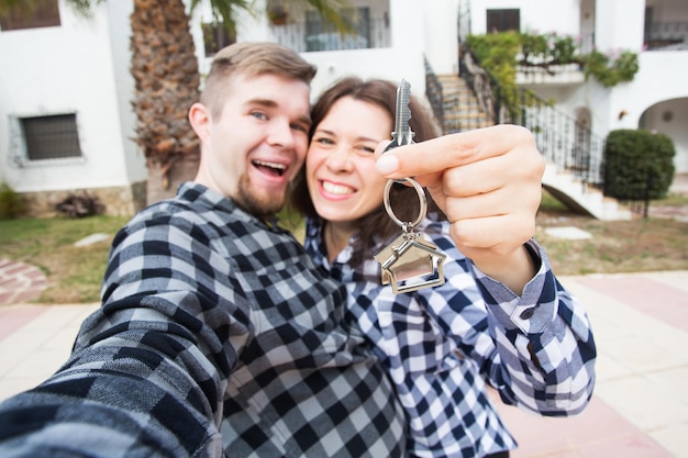 Photo portrait of a smiling young couple