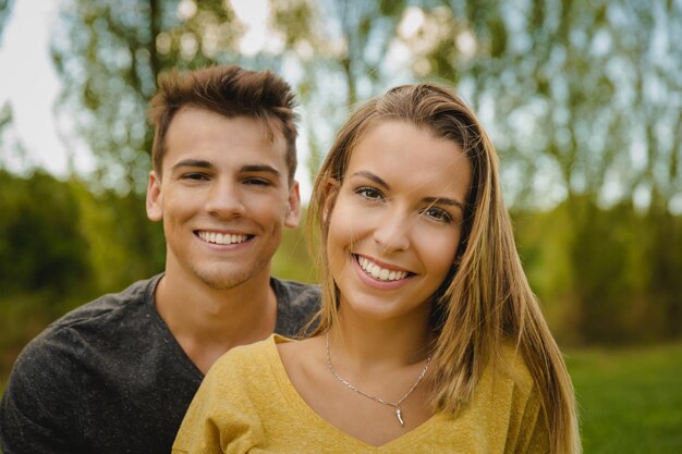 Photo portrait of smiling young couple