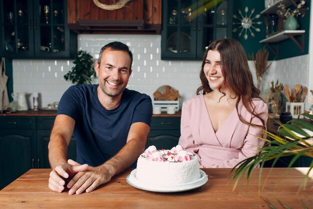 Photo portrait of a smiling young couple