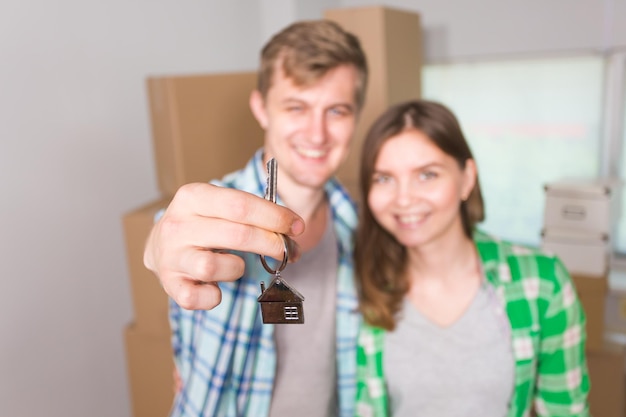 Photo portrait of a smiling young couple