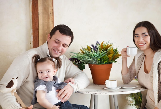 Photo portrait of a smiling young couple