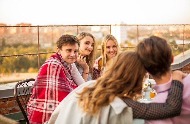 Foto ritratto di una giovane coppia sorridente