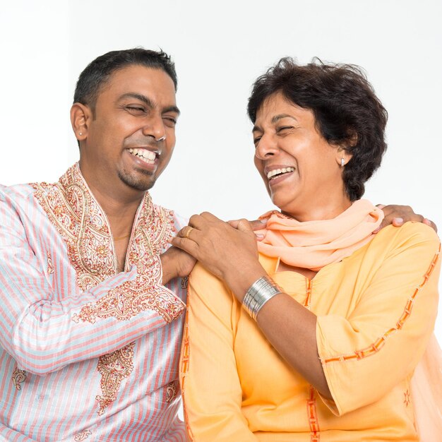 Photo portrait of a smiling young couple