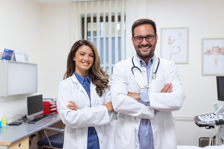 Photo portrait of smiling young doctors standing together portrait of medical staff inside modern hospital smiling to camera
