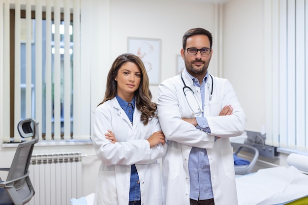 Ritratto di giovani medici sorridenti in piedi insieme ritratto di personale medico all'interno del moderno ospedale sorridente alla telecamera