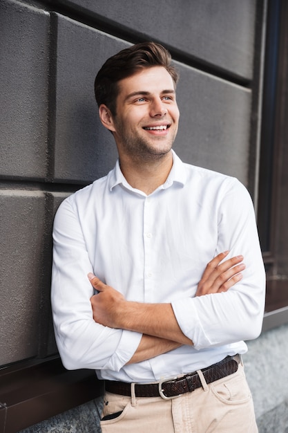 Photo portrait of a smiling young formal dressed man