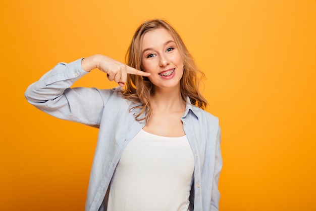 Ritratto di una ragazza sorridente con le parentesi graffe