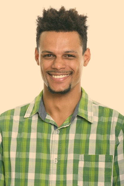 Photo portrait of smiling young man against gray background