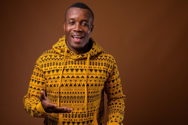 Photo portrait of smiling young man against gray background