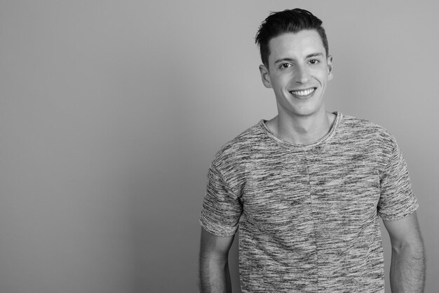 Photo portrait of smiling young man against white background