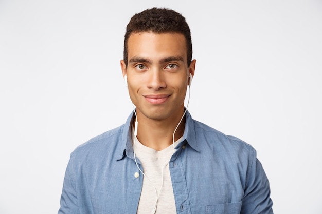 Photo portrait of smiling young man against white background