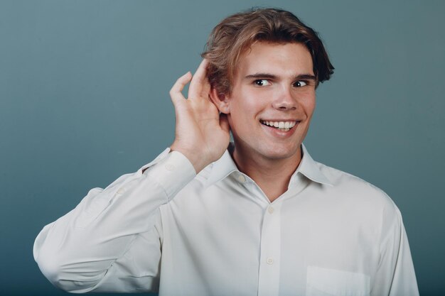 Photo portrait of smiling young man against white background