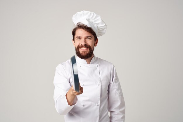 Photo portrait of smiling young man against white background