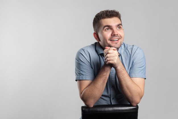 Photo portrait of smiling young man against white background