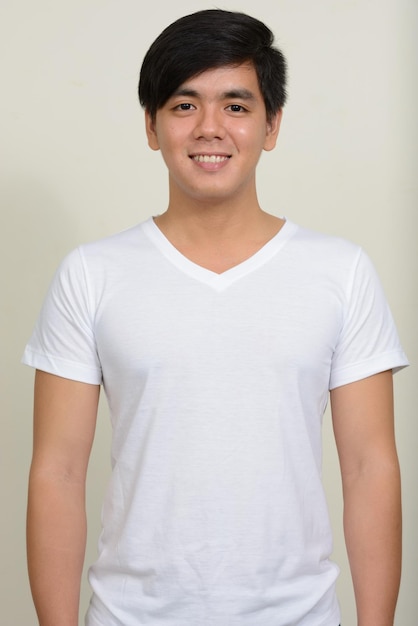 Foto ritratto di un giovane sorridente su uno sfondo bianco