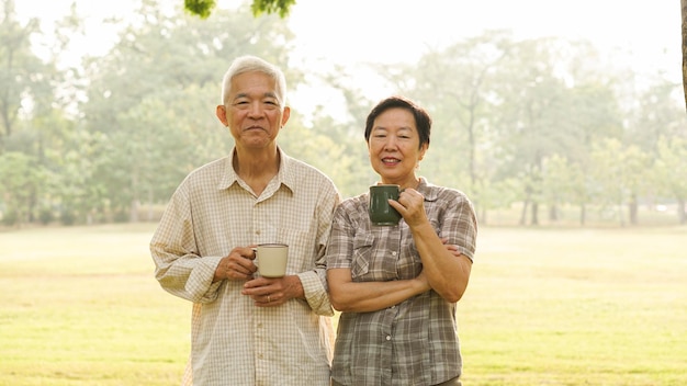水を飲んでいる笑顔の若い男の肖像画