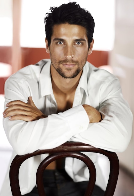 Photo portrait of smiling young man holding dentures